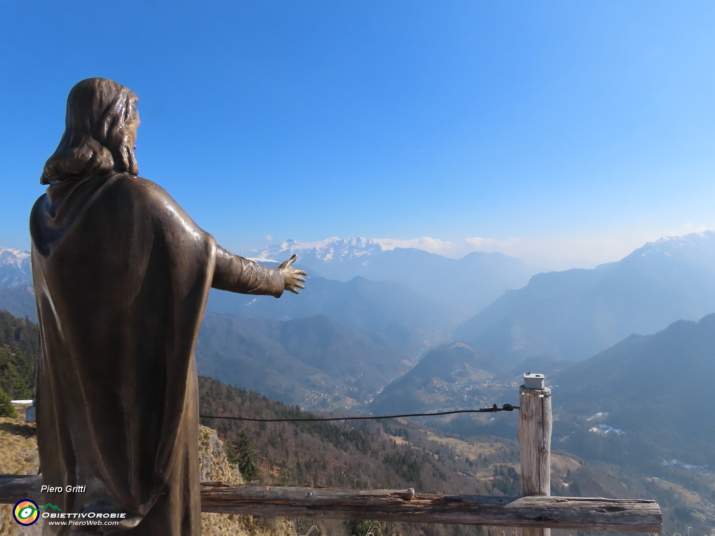 39 Cristo Redentore con braccia aperte sull'alta Valle Brembana.JPG